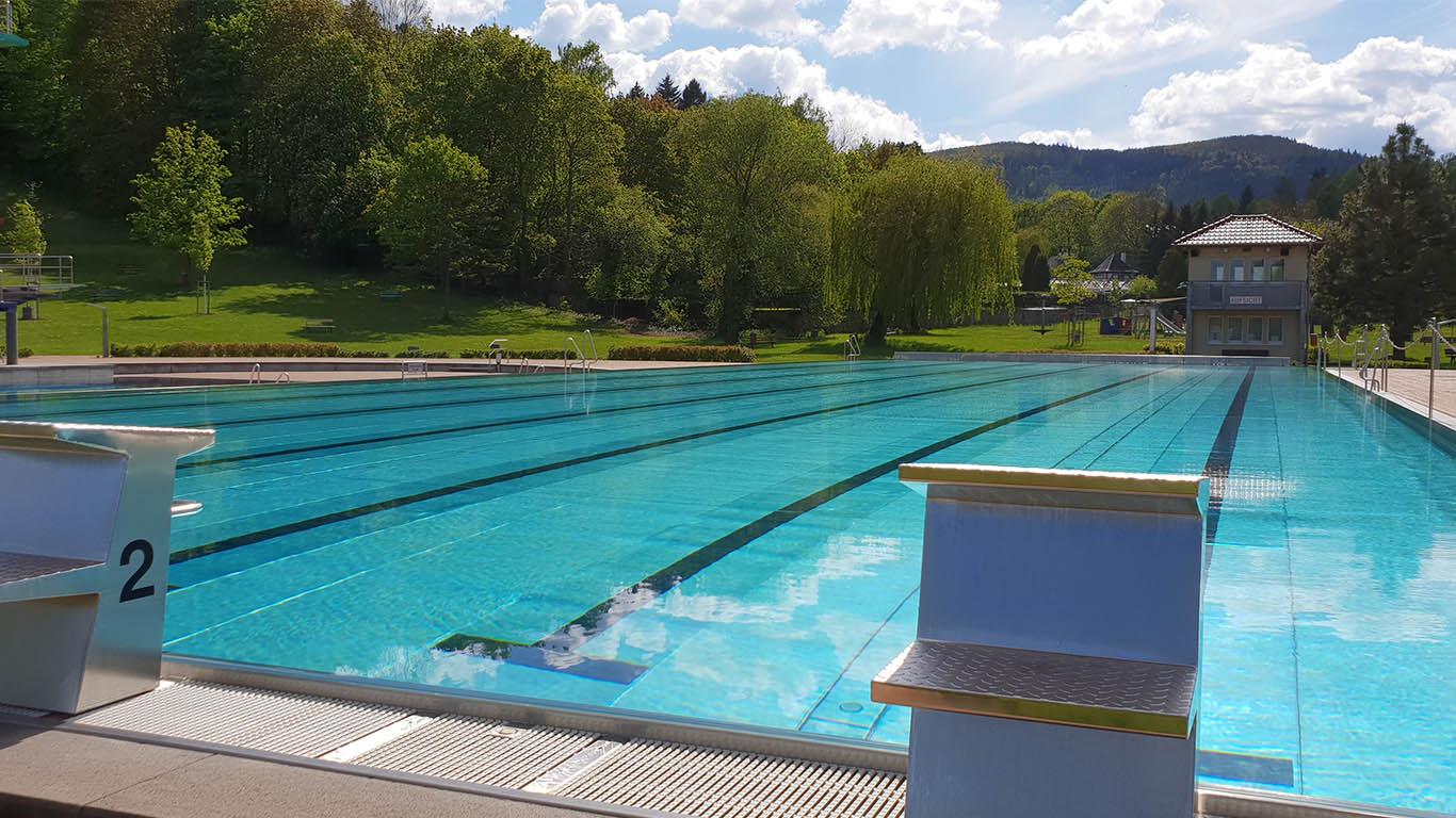 Startblock und Sportbecken Freibad Saalfeld